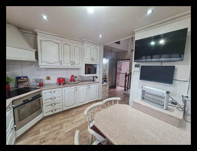 3 BEDROOM HOUSE FOR SALE IN OVERPORT